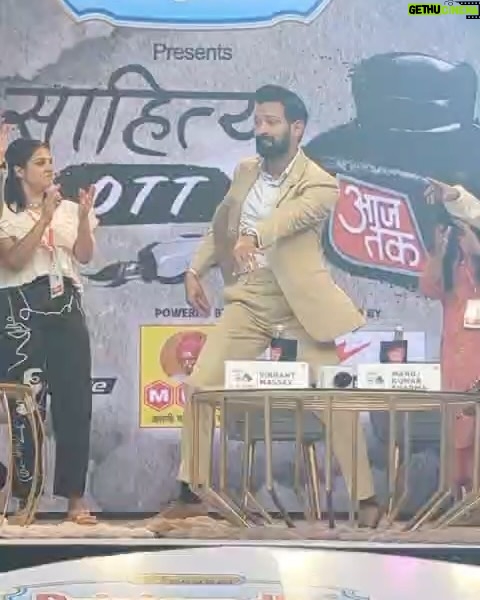 Vikrant Massey Instagram - He’s got the moves. @vikrantmassey regales the #SahityaOTT stage with his dance moves. Vikrant says he was an instructor with the @shiamakofficial troupe in his younger days. Has been receiving rave review for his portrayal of police officer Manoj Kumar Sharma in the movie 12th fail. Clearly, there’s a fun, light on his feet side to his personality that’s waiting for a chance to explode on the big screen.