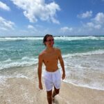 Vincent Michael Webb Instagram - CANCUN! Happy to be back! 🇲🇽 you can check out my Brand army link in my bio for more photos and videos. 👆 🌊 #cancunbeach #playamarlin #cancún #beachboy #blondeboy #teenactor #vivamexico #vamosalaplaya #vivalavida #vincentcancun Cancún México