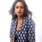 Vinusha Devi Instagram - Tried something new 🧿 Team @indu_ig @yaradesigners @anupamasindhia @livingin24fps @vishaa_hairandmakeup @adorebypriyanka #easybrezeey #indigo #vinushadevi #photoshoot