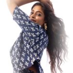 Vinusha Devi Instagram - Tried something new 🧿 Team @indu_ig @yaradesigners @anupamasindhia @livingin24fps @vishaa_hairandmakeup @adorebypriyanka #easybrezeey #indigo #vinushadevi #photoshoot