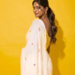 Vinusha Devi Instagram - I wish you all a Happy New Year ! ✨️🤍 2023 has taught me so much, saw unconditional love, life changing memories and soooo much #thankyou2023 Wishing 2024 everyone to have a good mental health, lots of happiness and lots n lots of love ❤️ Inhale blessings✨️ Exhale thankfulness🤌🏾❤️ . Shot by @anupamasindhia Styled by @indu_ig Makeup @vishaa_hairandmakeup Hairdo @mahi_hairandmakeup Saree Drapist @anu_hairstylist_sareedrapist Saree @gsensemble_official Blouse @yaradesigners Accessories @adorebypriyanka #vinushadevi