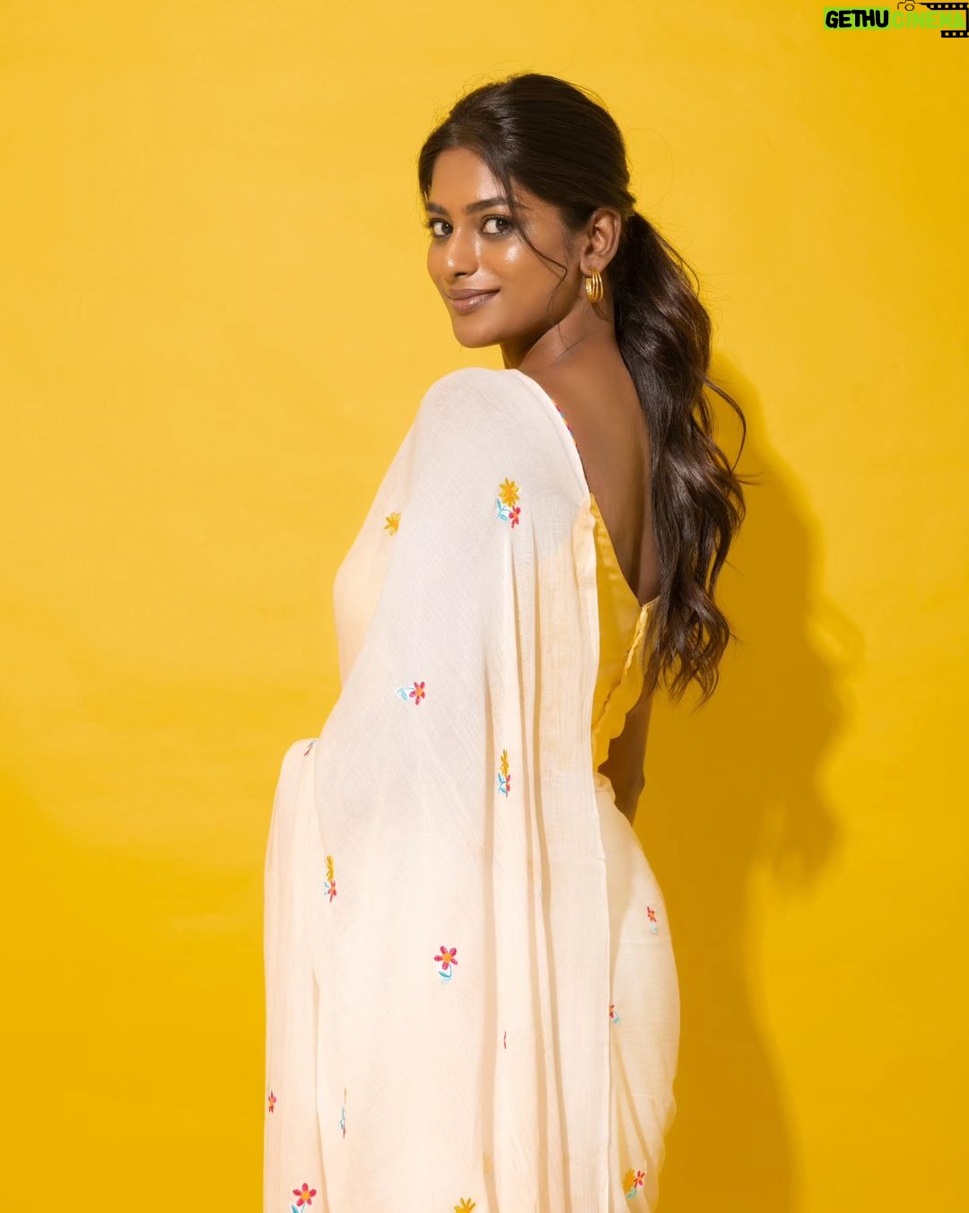 Vinusha Devi Instagram - I wish you all a Happy New Year ! ✨️🤍 2023 has taught me so much, saw unconditional love, life changing memories and soooo much #thankyou2023 Wishing 2024 everyone to have a good mental health, lots of happiness and lots n lots of love ❤️ Inhale blessings✨️ Exhale thankfulness🤌🏾❤️ . Shot by @anupamasindhia Styled by @indu_ig Makeup @vishaa_hairandmakeup Hairdo @mahi_hairandmakeup Saree Drapist @anu_hairstylist_sareedrapist Saree @gsensemble_official Blouse @yaradesigners Accessories @adorebypriyanka #vinushadevi
