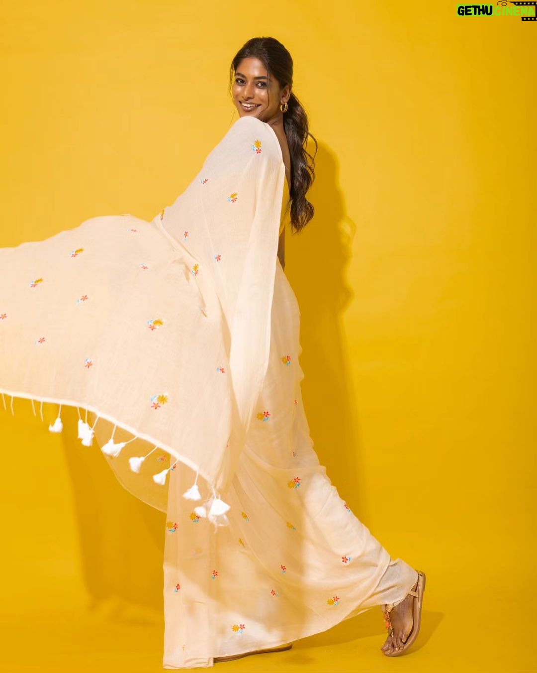 Vinusha Devi Instagram - I wish you all a Happy New Year ! ✨️🤍 2023 has taught me so much, saw unconditional love, life changing memories and soooo much #thankyou2023 Wishing 2024 everyone to have a good mental health, lots of happiness and lots n lots of love ❤️ Inhale blessings✨️ Exhale thankfulness🤌🏾❤️ . Shot by @anupamasindhia Styled by @indu_ig Makeup @vishaa_hairandmakeup Hairdo @mahi_hairandmakeup Saree Drapist @anu_hairstylist_sareedrapist Saree @gsensemble_official Blouse @yaradesigners Accessories @adorebypriyanka #vinushadevi