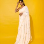Vinusha Devi Instagram - I wish you all a Happy New Year ! ✨️🤍 2023 has taught me so much, saw unconditional love, life changing memories and soooo much #thankyou2023 Wishing 2024 everyone to have a good mental health, lots of happiness and lots n lots of love ❤️ Inhale blessings✨️ Exhale thankfulness🤌🏾❤️ . Shot by @anupamasindhia Styled by @indu_ig Makeup @vishaa_hairandmakeup Hairdo @mahi_hairandmakeup Saree Drapist @anu_hairstylist_sareedrapist Saree @gsensemble_official Blouse @yaradesigners Accessories @adorebypriyanka #vinushadevi