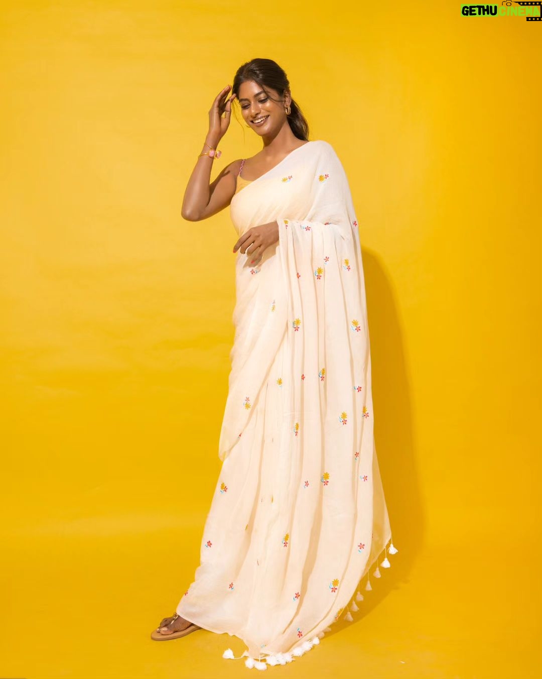 Vinusha Devi Instagram - I wish you all a Happy New Year ! ✨️🤍 2023 has taught me so much, saw unconditional love, life changing memories and soooo much #thankyou2023 Wishing 2024 everyone to have a good mental health, lots of happiness and lots n lots of love ❤️ Inhale blessings✨️ Exhale thankfulness🤌🏾❤️ . Shot by @anupamasindhia Styled by @indu_ig Makeup @vishaa_hairandmakeup Hairdo @mahi_hairandmakeup Saree Drapist @anu_hairstylist_sareedrapist Saree @gsensemble_official Blouse @yaradesigners Accessories @adorebypriyanka #vinushadevi
