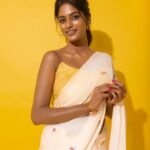 Vinusha Devi Instagram - I wish you all a Happy New Year ! ✨️🤍 2023 has taught me so much, saw unconditional love, life changing memories and soooo much #thankyou2023 Wishing 2024 everyone to have a good mental health, lots of happiness and lots n lots of love ❤️ Inhale blessings✨️ Exhale thankfulness🤌🏾❤️ . Shot by @anupamasindhia Styled by @indu_ig Makeup @vishaa_hairandmakeup Hairdo @mahi_hairandmakeup Saree Drapist @anu_hairstylist_sareedrapist Saree @gsensemble_official Blouse @yaradesigners Accessories @adorebypriyanka #vinushadevi