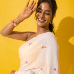 Vinusha Devi Instagram - I wish you all a Happy New Year ! ✨️🤍 2023 has taught me so much, saw unconditional love, life changing memories and soooo much #thankyou2023 Wishing 2024 everyone to have a good mental health, lots of happiness and lots n lots of love ❤️ Inhale blessings✨️ Exhale thankfulness🤌🏾❤️ . Shot by @anupamasindhia Styled by @indu_ig Makeup @vishaa_hairandmakeup Hairdo @mahi_hairandmakeup Saree Drapist @anu_hairstylist_sareedrapist Saree @gsensemble_official Blouse @yaradesigners Accessories @adorebypriyanka #vinushadevi
