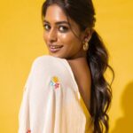 Vinusha Devi Instagram - I wish you all a Happy New Year ! ✨️🤍 2023 has taught me so much, saw unconditional love, life changing memories and soooo much #thankyou2023 Wishing 2024 everyone to have a good mental health, lots of happiness and lots n lots of love ❤️ Inhale blessings✨️ Exhale thankfulness🤌🏾❤️ . Shot by @anupamasindhia Styled by @indu_ig Makeup @vishaa_hairandmakeup Hairdo @mahi_hairandmakeup Saree Drapist @anu_hairstylist_sareedrapist Saree @gsensemble_official Blouse @yaradesigners Accessories @adorebypriyanka #vinushadevi