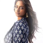 Vinusha Devi Instagram - Hey You ! 🧿 Team @indu_ig @yaradesigners @anupamasindhia @livingin24fps @vishaa_hairandmakeup @adorebypriyanka #easybrezeey #indigo #vinushadevi #photoshoot