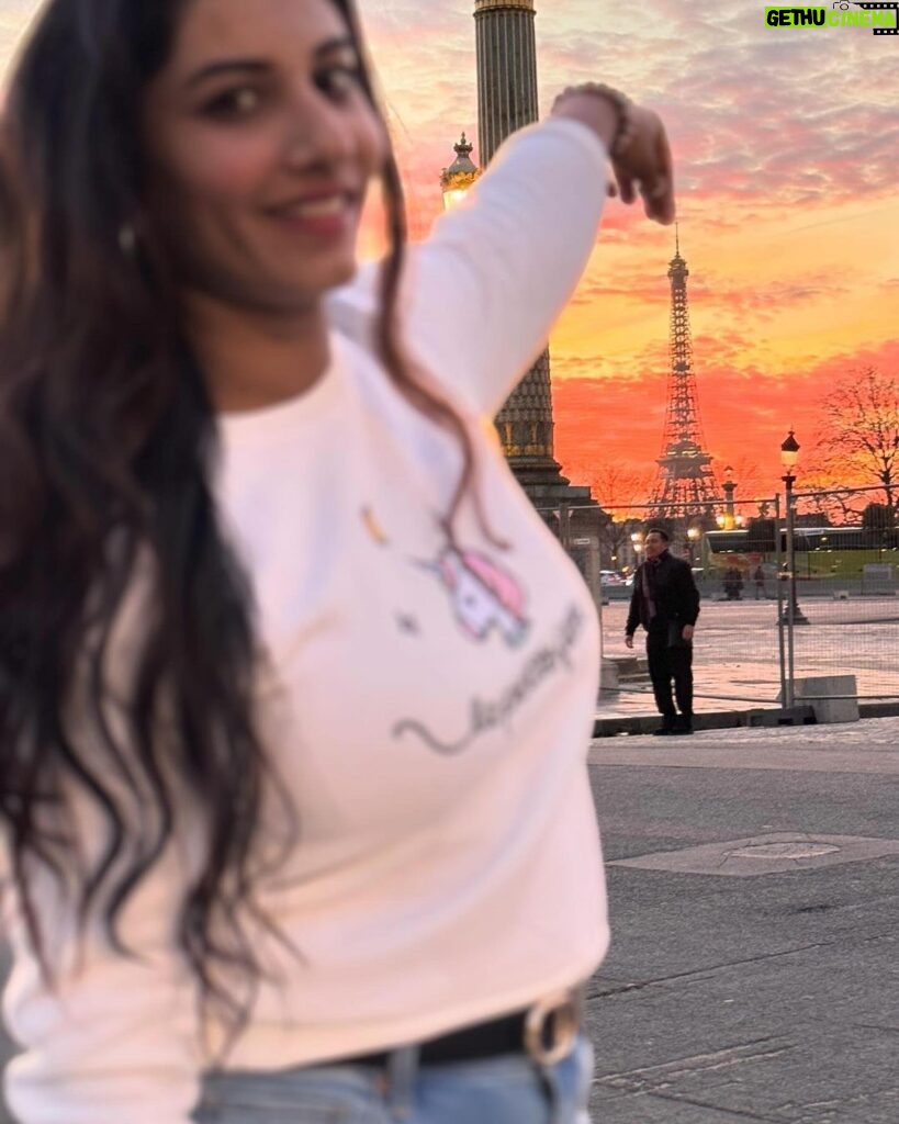 Vishnupriyaa bhimeneni Instagram - Merci France …. For a magical evening 🫶🌈⭐💖❤‍🔥🌈🌇🎄🎄🪔🪔🍬🍭🦄💫🌟🌟🥳🥳🤩🤩🤘 #vishnupriyaabhimeneni #traveling #withlove #blessed #france #magical #evening #dreamcometrue France-Paris