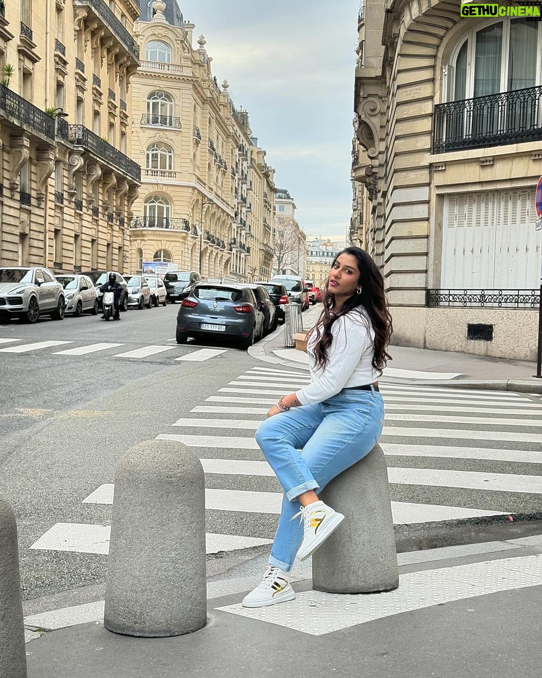Vishnupriyaa bhimeneni Instagram - Merci France β¦. For a magical evening π«ΆπβοΈπβ€οΈβπ₯πππππͺπͺπ¬ππ¦π«πππ₯³π₯³π€©π€©π€ #vishnupriyaabhimeneni #traveling #withlove #blessed #france #magical #evening #dreamcometrue France-Paris