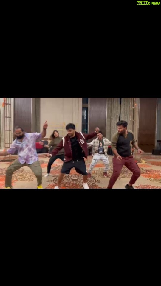 Vishwa Raghu Instagram - Bottley Kholo (Song): Guru Randhawa,Saiee M Manjrekar |Meet Bros|Star Boy LOC| Kuch khattaa Hoo jaay. Practice time with #gururandhawa under the Choreography of #vishwaraghuchoreographer Agra, Uttar Pradesh