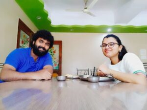 Vishwa Raghu Instagram - Breakfast time 😜😜😜😜yummy yummy poori ,,,letting my 💓💓💓ly Wifeyyyyy @pranaviacharya enjoyy🕺🕺🕺🕺🕺#shiridi temple