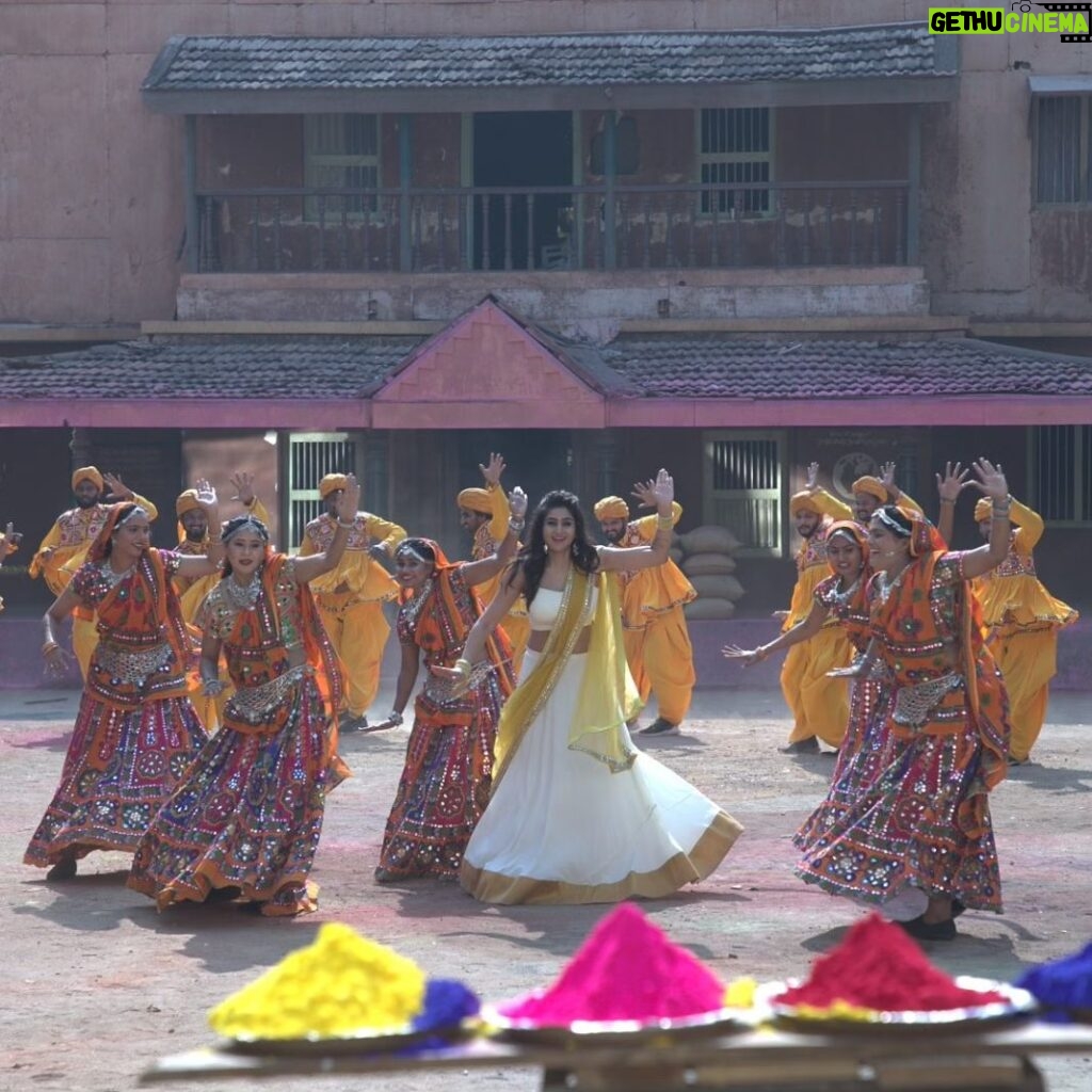 Vishwa Raghu Instagram - "Vanaramma: Where tradition meets the dance floor." https://youtu.be/fGWo5WfRxTY . . . #varshini #vanarammasong #vanarammafullsong #madhupriya #holisong2023 #latestsongs2023 #varshinisounderajan #varshinihot #varshinidance