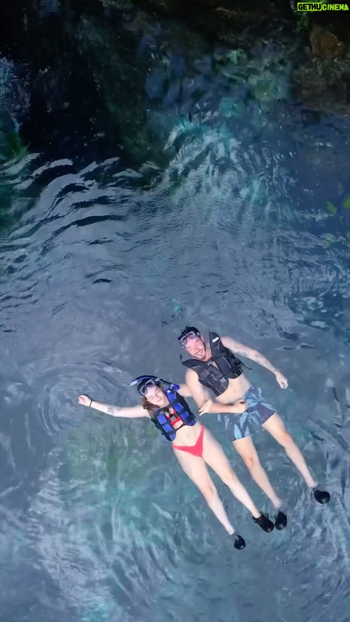 Vitória Moraes Instagram - - Amor vamos viajar no meu aniversário? - Vamos! Pra onde? - o João (astrólogo dele) sugeriu Bonito - Tá bem, deixa que eu organizo tudo O Eli gosta de comemorar o aniversário viajando, ele faz isso a vida inteira. Esse ano fiquei com a missão de preparar tudo. E foi nesse paraíso que a gente comemorou os 34 anos dele. Eu quis juntar tudo que ele mais ama, a natureza, a água, o mergulho, os animais e a Lua.