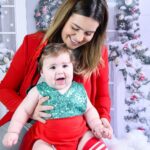Vitória Moraes Instagram - 8 meses filha, eu não sei descrever o quanto você me faz feliz, o quanto você me mudou, o quanto você me completa, me enche, me transborda, o amor que sinto por você é inexplicável, é algo tão forte que eu não consigo mesmo explicar! Eu sempre estarei aqui, em cada fase da sua vida, você pra sempre será minha melhor amiga! O ensaio de acompanhamento desse mês foi com o tema de Natal e teve até dois dentinhos aparecendo ♥️ 📸: @studio5clicks.kids