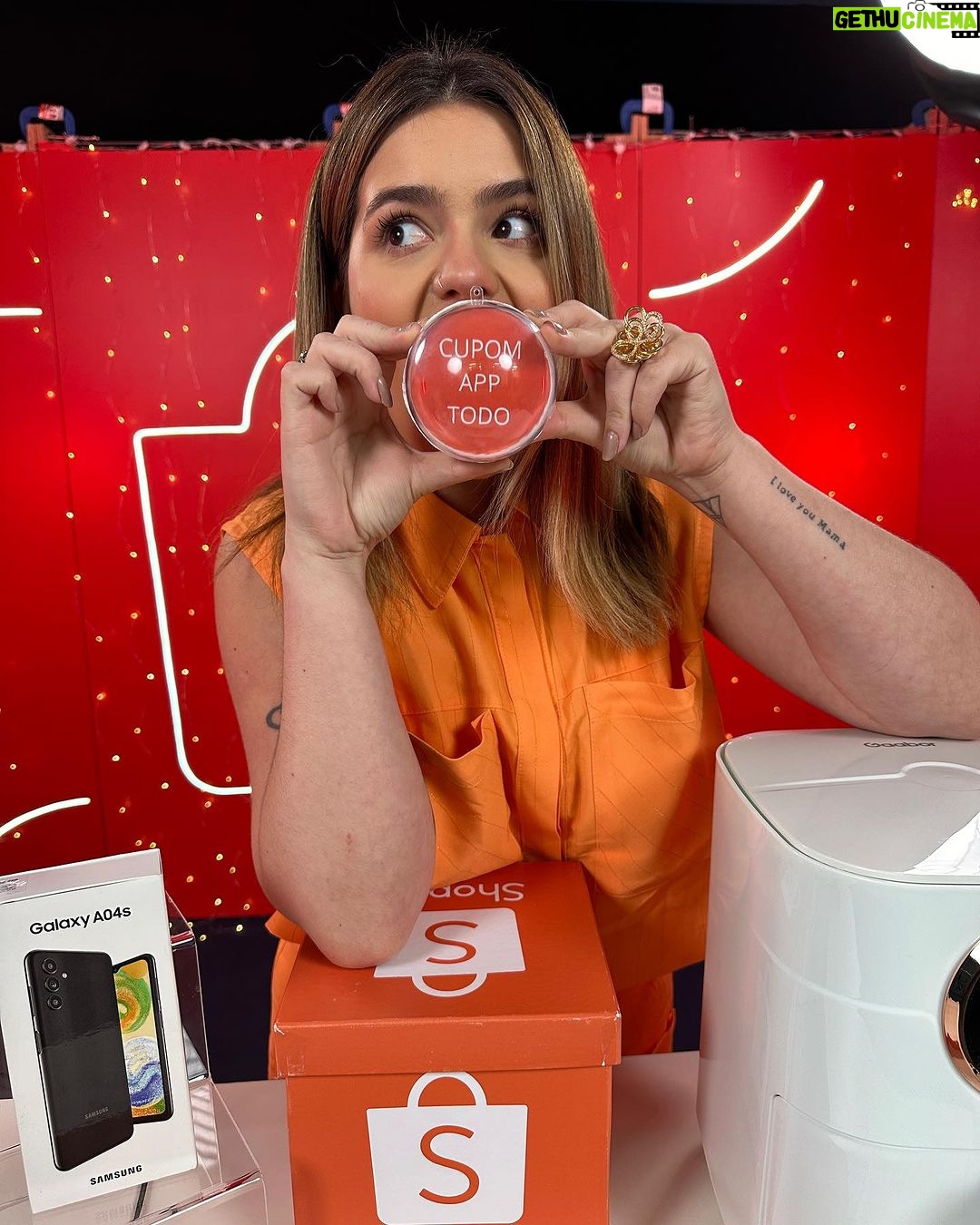 Vit贸ria Moraes Instagram - J谩 estou aqui na casa da Dona Sh么 para iniciar minha 煤ltima live do ANO, de 12.12! Corre no app da @shopee_br para aproveitar os descontos, produtinhos e muito mais 馃А #publi