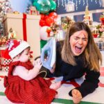 Vitória Moraes Instagram - Um pouquinho mais de ontem que esqueceram a Lua 🎄🎅🏼♥️ Foto: @fabiana_monteiro_fotografia Decoração: @by_dianamota Personalizados de luxo: @welovemimos_personalizados Bolo e doces: @rabellocaique Lembrancinhas: @ateliebyneidebarbosa Flores: @lojabeatrizflores Painel de Led: @agenciae Painéis decorativos: @knartespaineis_ Projeto 3D: @dyovana.artista3d Iluminação: @casaliluminadoeventos Balões: @mixbaloes
