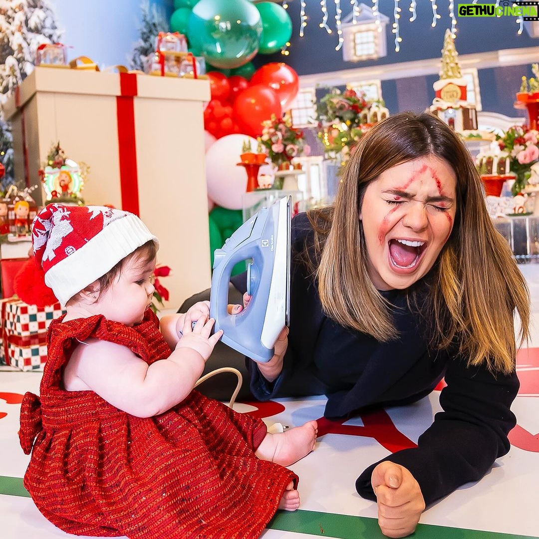 Vitória Moraes Instagram - Um pouquinho mais de ontem que esqueceram a Lua 🎄🎅🏼♥️ Foto: @fabiana_monteiro_fotografia Decoração: @by_dianamota Personalizados de luxo: @welovemimos_personalizados Bolo e doces: @rabellocaique Lembrancinhas: @ateliebyneidebarbosa Flores: @lojabeatrizflores Painel de Led: @agenciae Painéis decorativos: @knartespaineis_ Projeto 3D: @dyovana.artista3d Iluminação: @casaliluminadoeventos Balões: @mixbaloes