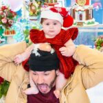 Vitória Moraes Instagram - Um pouquinho mais de ontem que esqueceram a Lua 🎄🎅🏼♥️ Foto: @fabiana_monteiro_fotografia Decoração: @by_dianamota Personalizados de luxo: @welovemimos_personalizados Bolo e doces: @rabellocaique Lembrancinhas: @ateliebyneidebarbosa Flores: @lojabeatrizflores Painel de Led: @agenciae Painéis decorativos: @knartespaineis_ Projeto 3D: @dyovana.artista3d Iluminação: @casaliluminadoeventos Balões: @mixbaloes