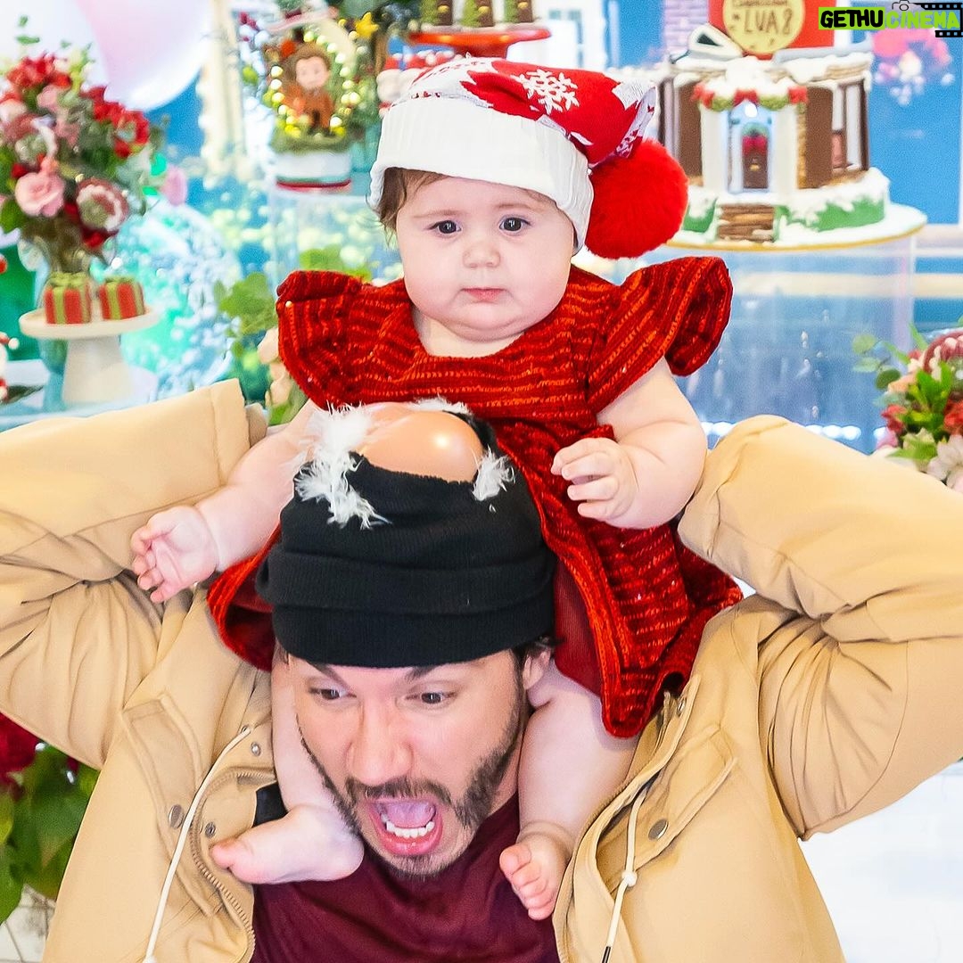Vitória Moraes Instagram - Um pouquinho mais de ontem que esqueceram a Lua 🎄🎅🏼♥️ Foto: @fabiana_monteiro_fotografia Decoração: @by_dianamota Personalizados de luxo: @welovemimos_personalizados Bolo e doces: @rabellocaique Lembrancinhas: @ateliebyneidebarbosa Flores: @lojabeatrizflores Painel de Led: @agenciae Painéis decorativos: @knartespaineis_ Projeto 3D: @dyovana.artista3d Iluminação: @casaliluminadoeventos Balões: @mixbaloes