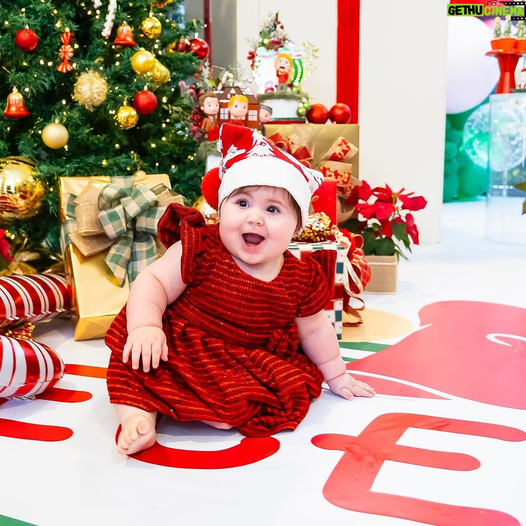 Vitória Moraes Instagram - Um pouquinho mais de ontem que esqueceram a Lua 🎄🎅🏼♥️ Foto: @fabiana_monteiro_fotografia Decoração: @by_dianamota Personalizados de luxo: @welovemimos_personalizados Bolo e doces: @rabellocaique Lembrancinhas: @ateliebyneidebarbosa Flores: @lojabeatrizflores Painel de Led: @agenciae Painéis decorativos: @knartespaineis_ Projeto 3D: @dyovana.artista3d Iluminação: @casaliluminadoeventos Balões: @mixbaloes