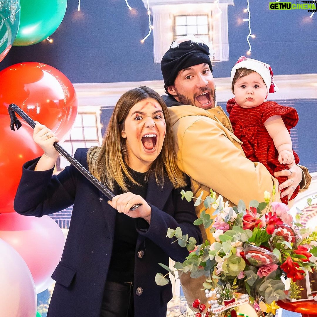 Vitória Moraes Instagram - Um pouquinho mais de ontem que esqueceram a Lua 🎄🎅🏼♥️ Foto: @fabiana_monteiro_fotografia Decoração: @by_dianamota Personalizados de luxo: @welovemimos_personalizados Bolo e doces: @rabellocaique Lembrancinhas: @ateliebyneidebarbosa Flores: @lojabeatrizflores Painel de Led: @agenciae Painéis decorativos: @knartespaineis_ Projeto 3D: @dyovana.artista3d Iluminação: @casaliluminadoeventos Balões: @mixbaloes