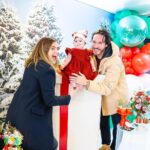 Vitória Moraes Instagram - Um pouquinho mais de ontem que esqueceram a Lua 🎄🎅🏼♥️ Foto: @fabiana_monteiro_fotografia Decoração: @by_dianamota Personalizados de luxo: @welovemimos_personalizados Bolo e doces: @rabellocaique Lembrancinhas: @ateliebyneidebarbosa Flores: @lojabeatrizflores Painel de Led: @agenciae Painéis decorativos: @knartespaineis_ Projeto 3D: @dyovana.artista3d Iluminação: @casaliluminadoeventos Balões: @mixbaloes