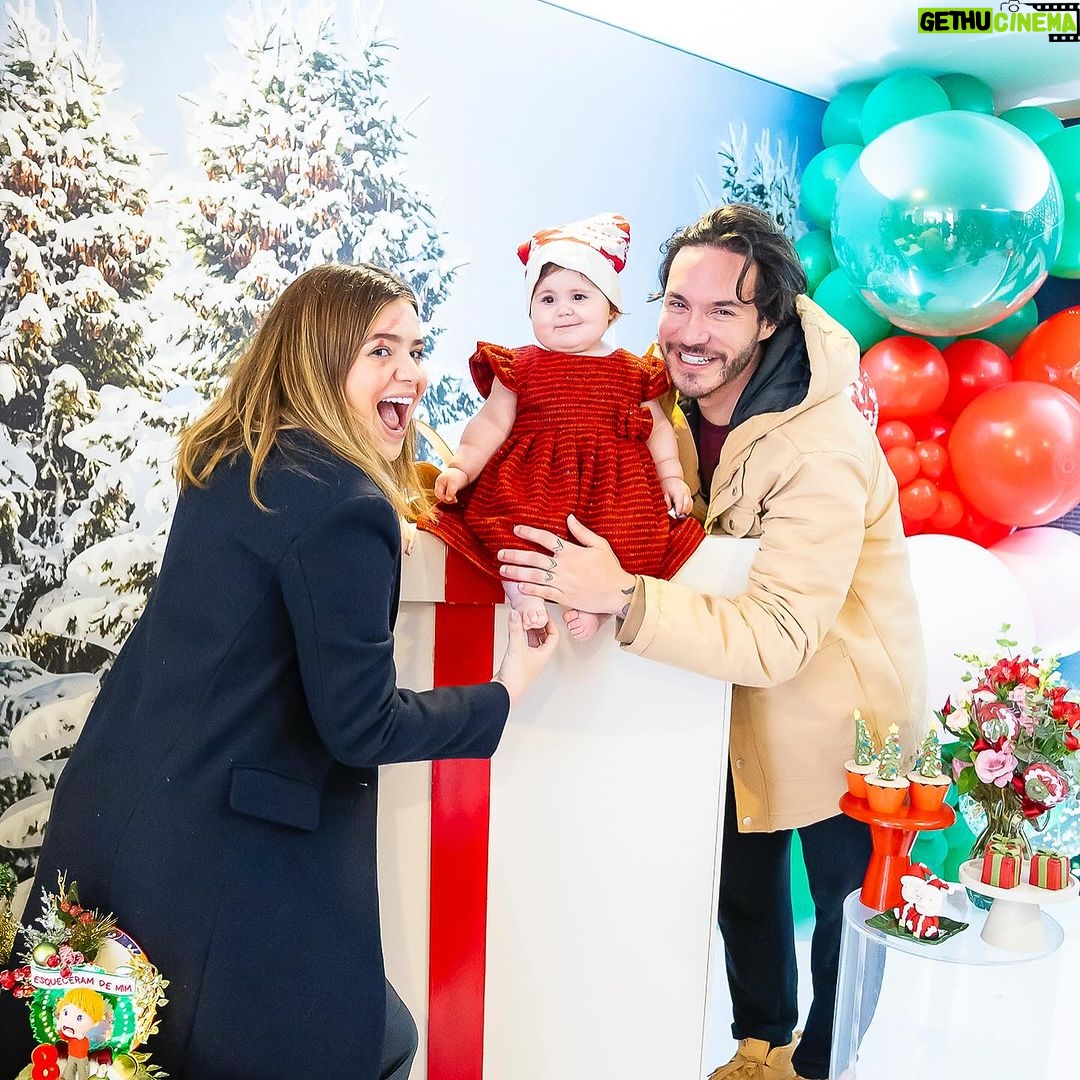 Vitória Moraes Instagram - Um pouquinho mais de ontem que esqueceram a Lua 🎄🎅🏼♥️ Foto: @fabiana_monteiro_fotografia Decoração: @by_dianamota Personalizados de luxo: @welovemimos_personalizados Bolo e doces: @rabellocaique Lembrancinhas: @ateliebyneidebarbosa Flores: @lojabeatrizflores Painel de Led: @agenciae Painéis decorativos: @knartespaineis_ Projeto 3D: @dyovana.artista3d Iluminação: @casaliluminadoeventos Balões: @mixbaloes