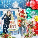 Vitória Moraes Instagram - Um pouquinho mais de ontem que esqueceram a Lua 🎄🎅🏼♥️ Foto: @fabiana_monteiro_fotografia Decoração: @by_dianamota Personalizados de luxo: @welovemimos_personalizados Bolo e doces: @rabellocaique Lembrancinhas: @ateliebyneidebarbosa Flores: @lojabeatrizflores Painel de Led: @agenciae Painéis decorativos: @knartespaineis_ Projeto 3D: @dyovana.artista3d Iluminação: @casaliluminadoeventos Balões: @mixbaloes