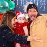 Vitória Moraes Instagram - Um pouquinho mais de ontem que esqueceram a Lua 🎄🎅🏼♥️ Foto: @fabiana_monteiro_fotografia Decoração: @by_dianamota Personalizados de luxo: @welovemimos_personalizados Bolo e doces: @rabellocaique Lembrancinhas: @ateliebyneidebarbosa Flores: @lojabeatrizflores Painel de Led: @agenciae Painéis decorativos: @knartespaineis_ Projeto 3D: @dyovana.artista3d Iluminação: @casaliluminadoeventos Balões: @mixbaloes