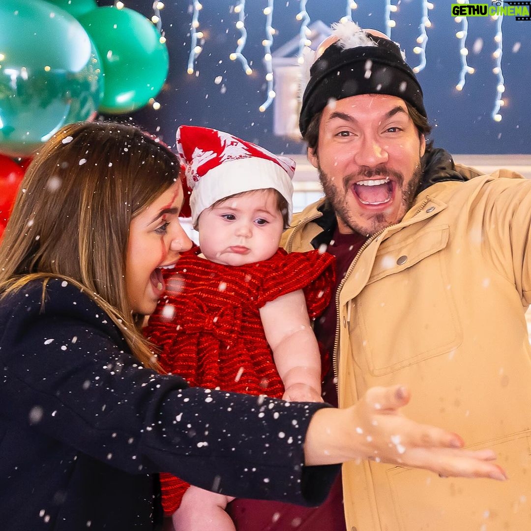 Vitória Moraes Instagram - Um pouquinho mais de ontem que esqueceram a Lua 🎄🎅🏼♥️ Foto: @fabiana_monteiro_fotografia Decoração: @by_dianamota Personalizados de luxo: @welovemimos_personalizados Bolo e doces: @rabellocaique Lembrancinhas: @ateliebyneidebarbosa Flores: @lojabeatrizflores Painel de Led: @agenciae Painéis decorativos: @knartespaineis_ Projeto 3D: @dyovana.artista3d Iluminação: @casaliluminadoeventos Balões: @mixbaloes