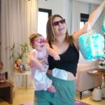 Vitória Moraes Instagram - ELA NO COMEÇO MEXENDO A FRALDA NA MAO COMO SE FOSSE DINHEIRO PARECE QUE ELA ENTENDE TUDO HAHAHAHHAH