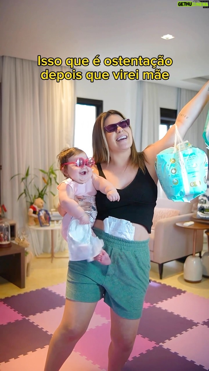 Vitória Moraes Instagram - ELA NO COMEÇO MEXENDO A FRALDA NA MAO COMO SE FOSSE DINHEIRO PARECE QUE ELA ENTENDE TUDO HAHAHAHHAH