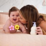 Vitória Moraes Instagram - Momentos de cuidado e conexão que a gente ama 🩵 E a linha Mamãe e Bebê da @naturabroficial sempre com a gente! Aqui em casa a gente se preocupa muito com a pele sensível da Lua, por isso usamos a linha Mamãe e Bebê que é super natural e é uma grande aliada das mães nos momentos de conexão, carinho e cuidado com os seus pequenos. #NaturaMMBB #publi