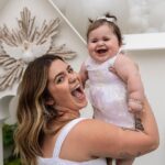 Vitória Moraes Instagram - Que dia especial 💜 Todos nós te amamos muito nossa pequena Lua! @by_dianamota / Decoração @fabiana_monteiro_fotografia / Fotografia @mixbaloes / Balões @rabellocaique / Bolo e doces @ateliebyneidebarbosa / Lembrancinhas @welovemimos_personalizados / Personalizados de Luxo @lojabeatrizflores / Flores