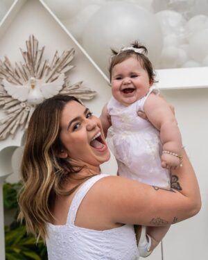 Vitória Moraes Instagram - Que dia especial 💜 Todos nós te amamos muito nossa pequena Lua! 

@by_dianamota / Decoração 
@fabiana_monteiro_fotografia / Fotografia
@mixbaloes / Balões 
@rabellocaique / Bolo e doces 
@ateliebyneidebarbosa / Lembrancinhas 
@welovemimos_personalizados / Personalizados de Luxo 
@lojabeatrizflores / Flores