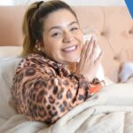 Vitória Moraes Instagram - Dormir de maquiagem? EEEEEU? Confesso que já errei muito no passado (peço desculpas à minha pele e minha dermato ), mas depois que conheci a espuma cremosa da @ceravebrasil, minha vida mudou! Ela faz uma limpeza gentil na pele, sem agredir a barreira cutânea, é incrível! E como bem disse a @dramariannapires , não deixe de consultar seu dermatologista, hein?  #CeraVeSkinCare #LimpeComoEspecialista #Publicidade