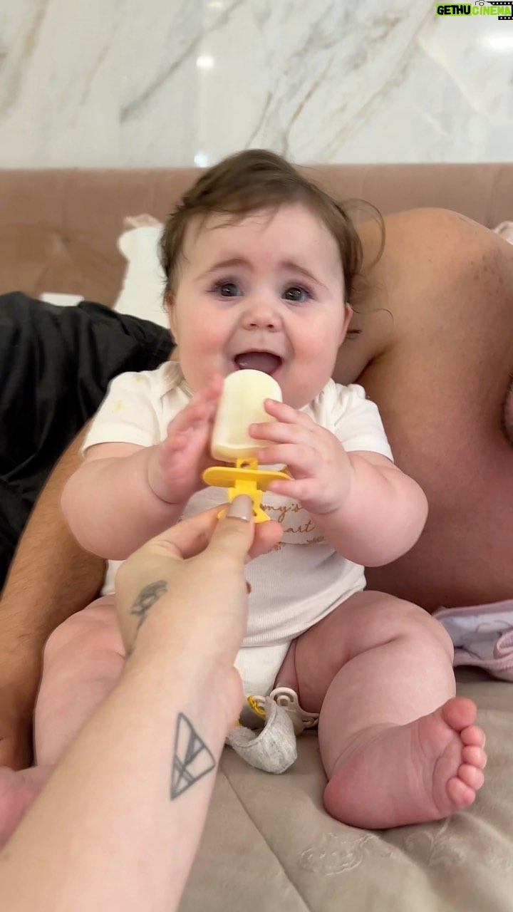 Vitória Moraes Instagram - Tetêcolé e picolé de fruta pra esse calor! 💜