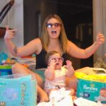 Vitória Moraes Instagram - Vem que tem Black e a @pampersbrasil já está com as melhores promoções! Corre pra chamar a PAM! #promo #pampers #blackfriday #Publicidade