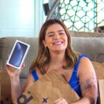 Vitória Moraes Instagram - Eu sou sim uma mãe extraordinária! Igual a Black Week da @appdaki que criou a Entrega Surpresa. Imagina só: você faz sua compra da semana e sei lá... Ganha um iPhone, cupom, frete grátis, uma televisão!! 👀 GENTE! E TODO MUNDO PODE GANHAR, PQ SÃO MAIS DE 90 MIL PRÊMIOSSSSS 🤩 É moleza pra participar: é só baixar o app, fazer uma compra mínima de R$149, adicionar um produto da categoria Entrega Surpresa, esperar seu pedido chegar e pronto! 🥰💙 Vale pra São Paulo - SP e Grande ABC! Baixe o app no link da bio da @appdaki #EntregaSurpresaDaki #Publicidade