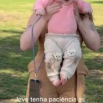 Vitória Moraes Instagram - 12 Dicas pra viajar com o seu bebê! E faltou uma dica: Deixe o bebê explorar texturas! Aproveitem muito, eu tava morrendo de medo de como seria, e no fim foi simplesmente incrível, ela voltou outra bebê, senti que fez muito bem pra ela! Não gostava da cadeirinha, voltou amando ficar no carro, não conseguia fazer soneca sem ser no escuro e com ruído branco, agora é no claro, no carrinho, no colo, no sling, viu pessoas, deu risada pra cada uma, foi muito construtiva pra todos nós a viagem!