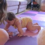 Vitória Moraes Instagram - Os primeiros passinhos engatinhando, papai e mamãe nunca vão esquecer 💜 A coisa mais linda do mundo é ver o filho da gente crescendo.