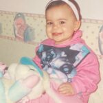 Vitória Moraes Instagram - Gente, @pampersbrasil me convidou pra responder se Lua é a minha cara ou a cara do papai, como diz o ditado. Eu não quero soltar spoiler, mas acho que a resposta todo mundo já sabe, né?! 🤷‍♀️   Revisitar essas fotos foi pura nostalgia, e nesse sentimento eu quero geral comigo! Responde nos comentários, o seu amorzinho é a sua cara, a do papai ou é uma linda misturinha da família? 🤭💛    #MêsDasCrianças #publicidade
