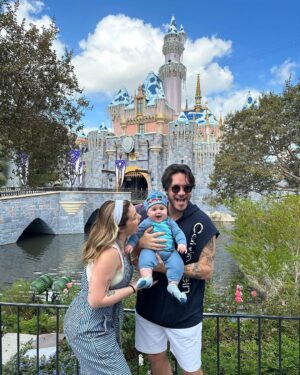 Vitória Moraes Instagram - Realizando um sonho, trazendo nossa princesa pela primeira vez na Disney! Obrigada meu Deus, por poder viver isso! 💜🏰