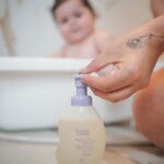 Vitória Moraes Instagram - Momentos de cuidado e conexão que a gente ama 🩵 E a linha Mamãe e Bebê da @naturabroficial sempre com a gente! Aqui em casa a gente se preocupa muito com a pele sensível da Lua, por isso usamos a linha Mamãe e Bebê que é super natural e é uma grande aliada das mães nos momentos de conexão, carinho e cuidado com os seus pequenos. #NaturaMMBB #publi