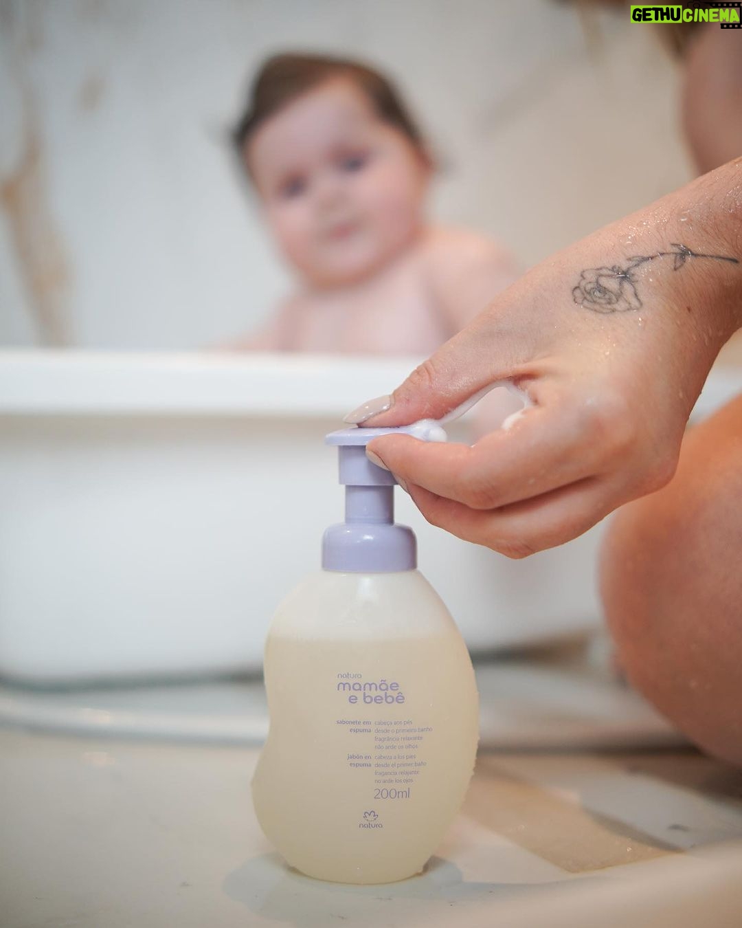 Vitória Moraes Instagram - Momentos de cuidado e conexão que a gente ama 🩵 E a linha Mamãe e Bebê da @naturabroficial sempre com a gente! Aqui em casa a gente se preocupa muito com a pele sensível da Lua, por isso usamos a linha Mamãe e Bebê que é super natural e é uma grande aliada das mães nos momentos de conexão, carinho e cuidado com os seus pequenos. #NaturaMMBB #publi