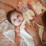 Vitória Moraes Instagram - Momentos de cuidado e conexão que a gente ama 🩵 E a linha Mamãe e Bebê da @naturabroficial sempre com a gente! Aqui em casa a gente se preocupa muito com a pele sensível da Lua, por isso usamos a linha Mamãe e Bebê que é super natural e é uma grande aliada das mães nos momentos de conexão, carinho e cuidado com os seus pequenos. #NaturaMMBB #publi
