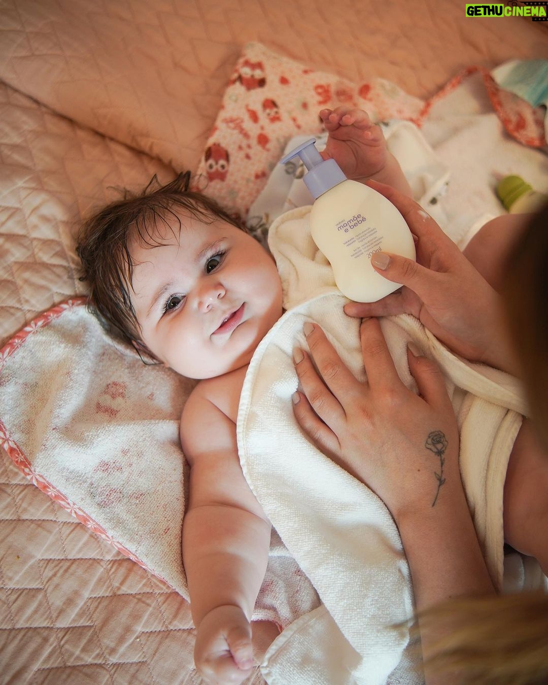 Vitória Moraes Instagram - Momentos de cuidado e conexão que a gente ama 🩵 E a linha Mamãe e Bebê da @naturabroficial sempre com a gente! Aqui em casa a gente se preocupa muito com a pele sensível da Lua, por isso usamos a linha Mamãe e Bebê que é super natural e é uma grande aliada das mães nos momentos de conexão, carinho e cuidado com os seus pequenos. #NaturaMMBB #publi