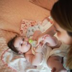 Vitória Moraes Instagram - Momentos de cuidado e conexão que a gente ama 🩵 E a linha Mamãe e Bebê da @naturabroficial sempre com a gente! Aqui em casa a gente se preocupa muito com a pele sensível da Lua, por isso usamos a linha Mamãe e Bebê que é super natural e é uma grande aliada das mães nos momentos de conexão, carinho e cuidado com os seus pequenos. #NaturaMMBB #publi